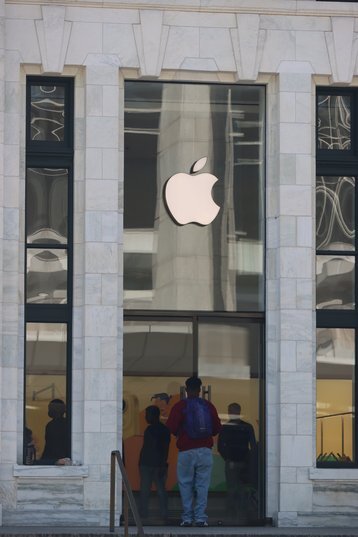 Apple to Increase AI Investments
