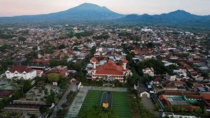 Indosat Ooredoo Hutchison is considering selling its fiber assets for $1 billion.