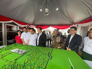 Johor Menteri Besar Datuk Onn Hafiz Ghazi (third from left) and YTL Power international Bhd's managing director Datuk Yeoh Seok Hong (fourth from left) looking at the scale model of the RM15 billion YTL Green Data Centre Park